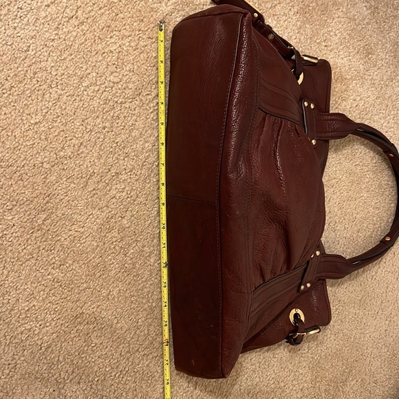 B. MAKOWSKY BURGANDY SHOULDER BAG WITH MAGNETIC CLOSURE. - Picture 9 of 11